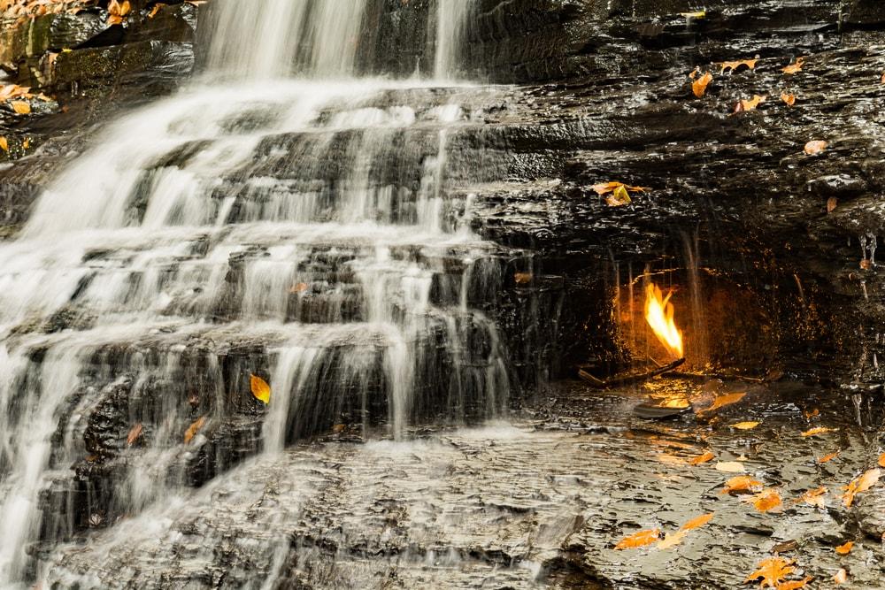 Eternal Flame Falls, la mystérieuse flamme allumée depuis des siècles à New York