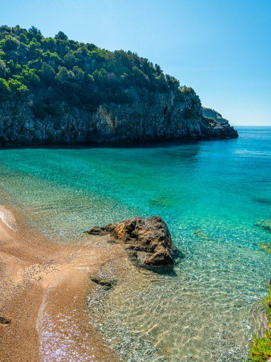 Parmi les falaises campaniennes, cette plage secrète vous séduira