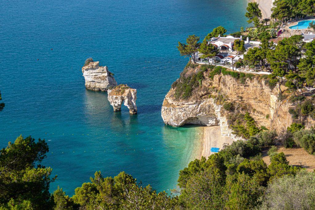 mer-turquoise-et-plage-de-r-ve-la-baie-la-plus-belle-du-gargano-the